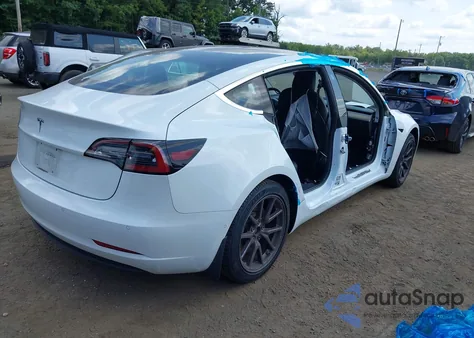 2018 Tesla Model 3 Long Range/Mid Range z USA, uszkodzony, nr VIN 5YJ3E1EA9JF098728